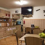 אכסניה 24 *